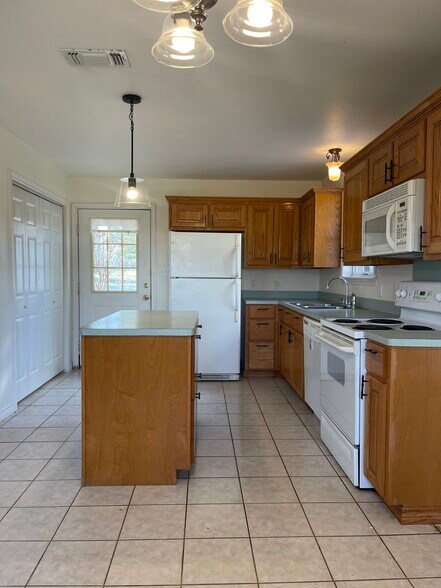 Building Photo - 594 FM 21