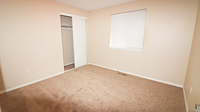 Building Photo - *MOVE IN SPECIAL*  3 Bedroom 2 Bath Single...