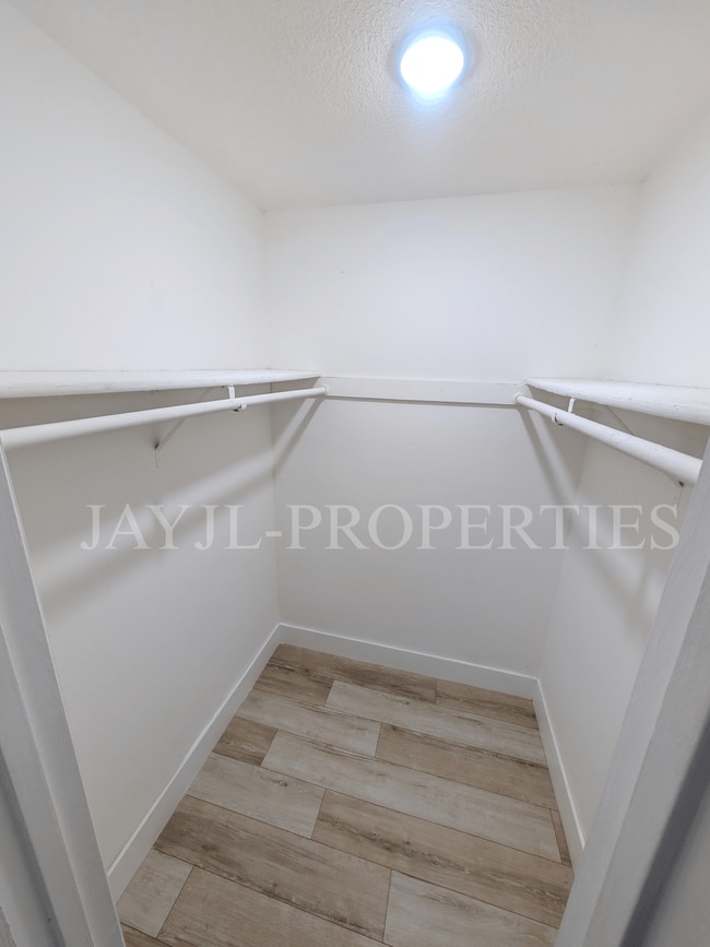 Building Photo - 1997 Bonneville Dr