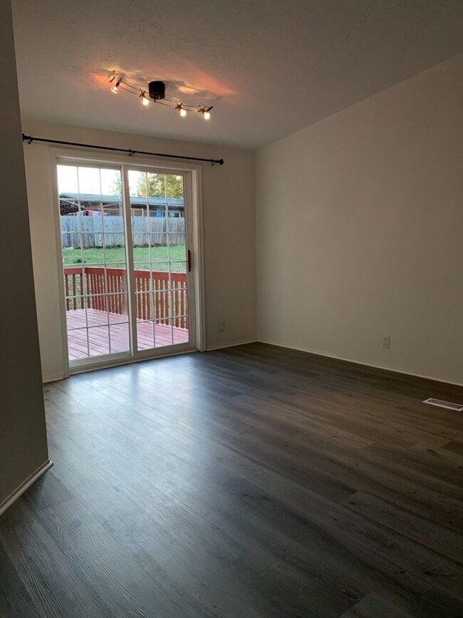 Building Photo - Smart Living, Smart Choice - manufactured 3bd/2Ba home w/detached garage!