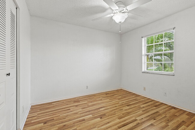Building Photo - 1507 SE Royal Green Cir