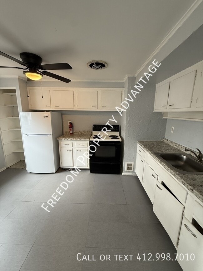 Building Photo - 2415 Park Hill Dr