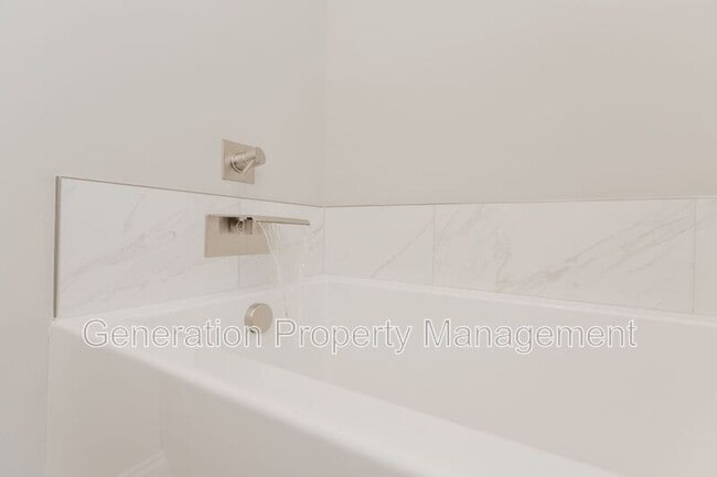 Building Photo - 590 Strong Ave