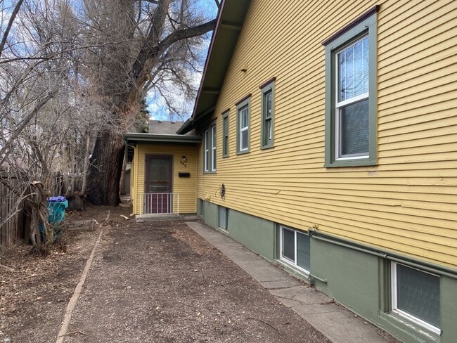 Building Photo - STUDENTS WELCOME! One-Bedroom Bungalow 1 Block from CSU!