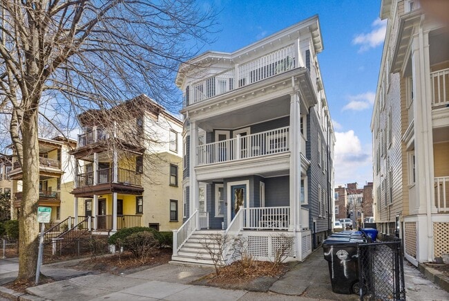 Building Photo - Spacious 3BR Near Coolidge Corner | 1,300 SF | Laundry On-Site | Cats OK | 9/1