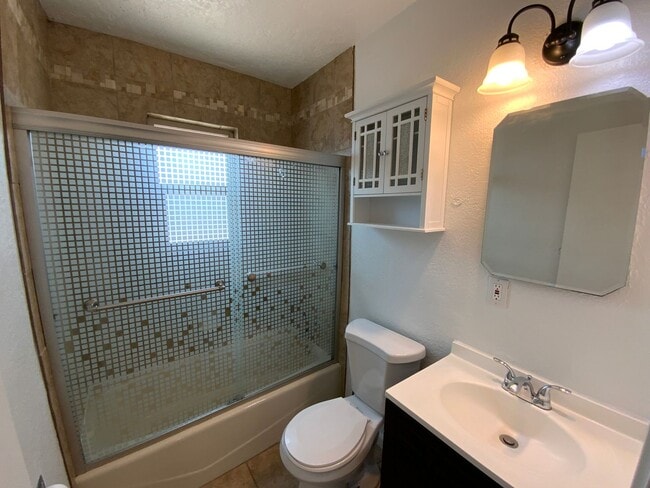 Building Photo - 2 Bedroom Single Story Home Available Near...