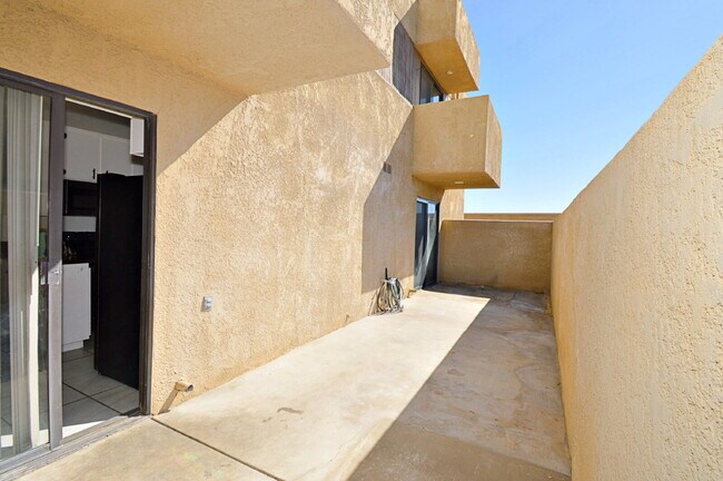 Building Photo - "Spacious 960 Sq Ft Studio Oasis in Vibrant Palm Springs!"