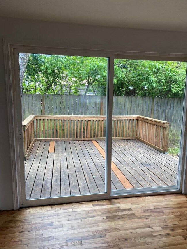 Building Photo - 4 bed 1 bath