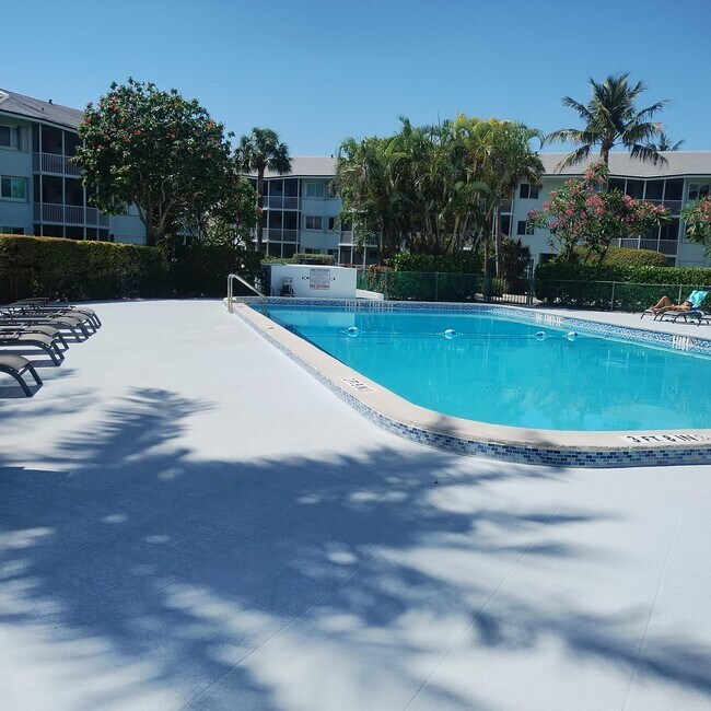Building Photo - 2700 Banyan Rd