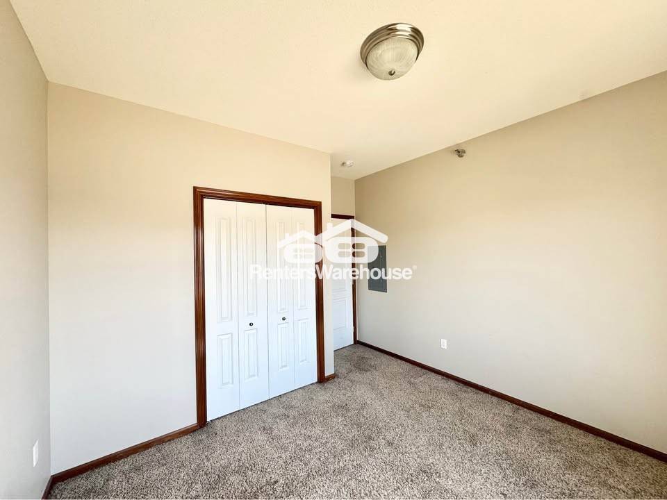 Building Photo - 1624 NW Prairie Lakes Dr