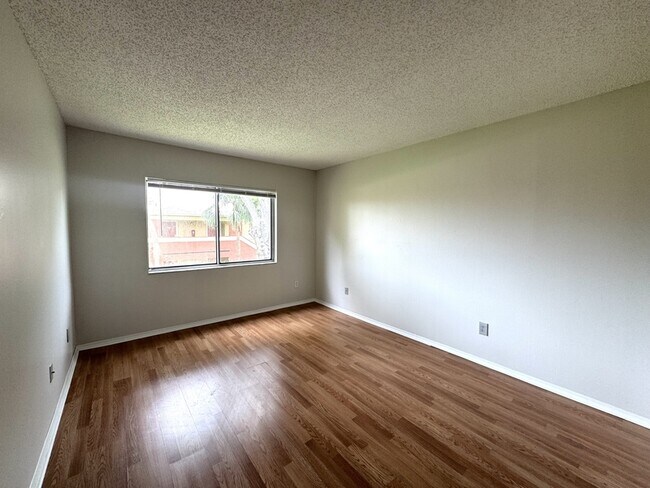 Building Photo - 652 Kenwick Cir