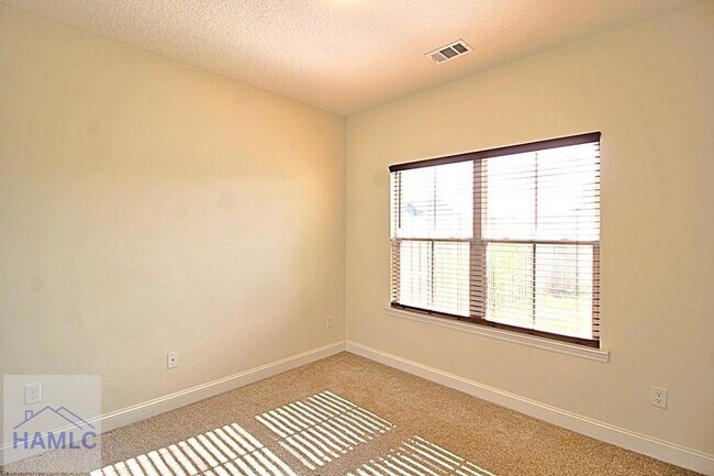 Building Photo - 302 Mcclelland Lp NE