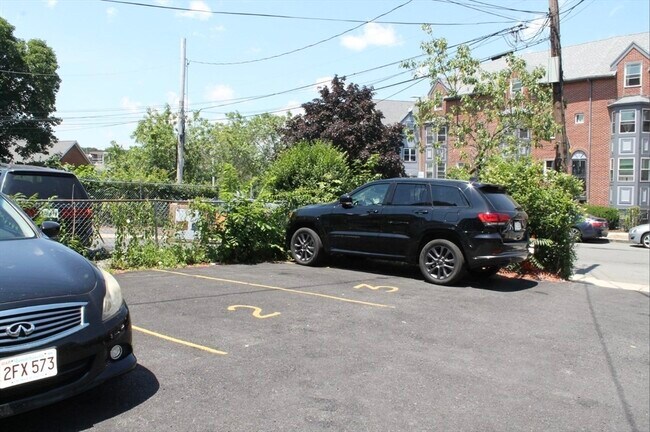 Building Photo - 34 Circuit St