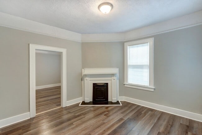 Building Photo - 1013 W Victory Dr