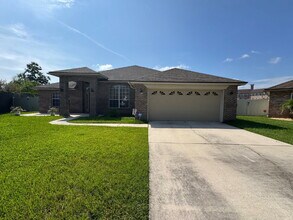 Building Photo - 4 bedroom 2 bath home with large fenced in...