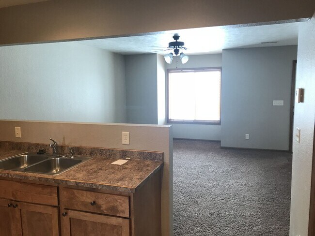 Building Photo - 2 Bed/1.5 Bath Townhome For Rent!