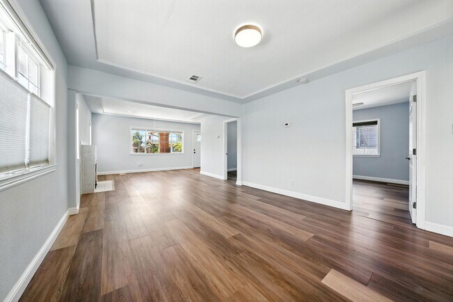 Building Photo - 5530 Laverne Ave