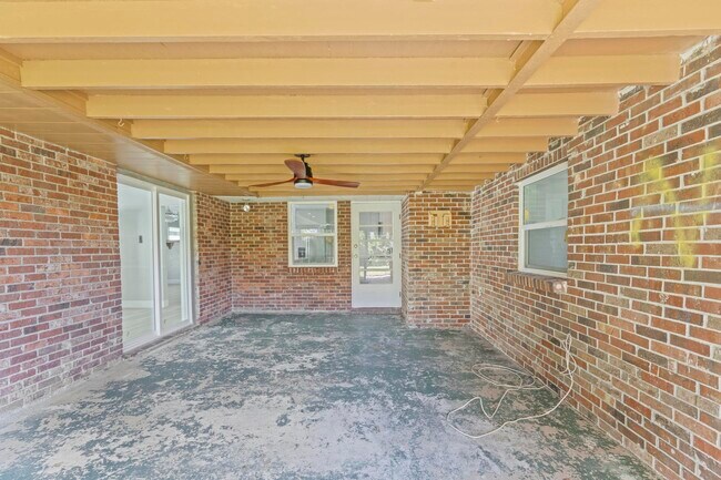 Building Photo - 534 E Del Monte Ave