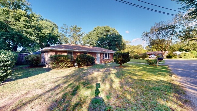 Building Photo - Large 3 bedroom, 1.5 bath located on a corner lot in Prattville.