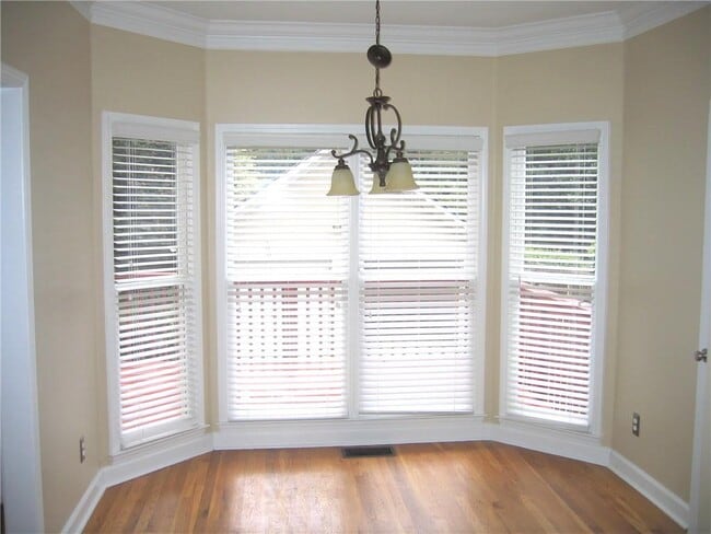 Building Photo - 1074 Pine Grove Ave NE