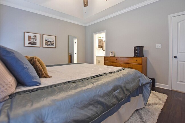 Building Photo - Pet Friendly Three Bedroom with Bonus in S...