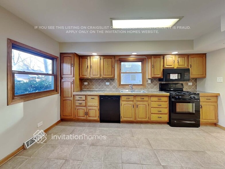 Building Photo - 9318 S 78th Ave