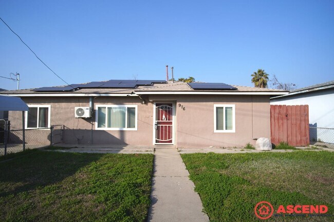 Building Photo - 3 bedroom Home in Oildale!