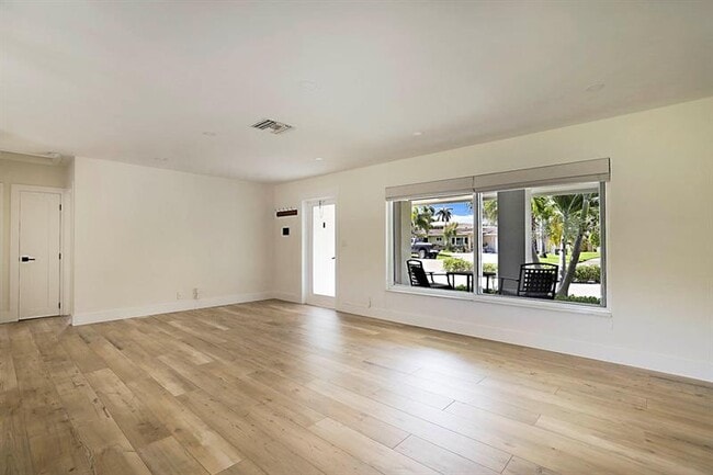 Building Photo - 2445 SE 7th St