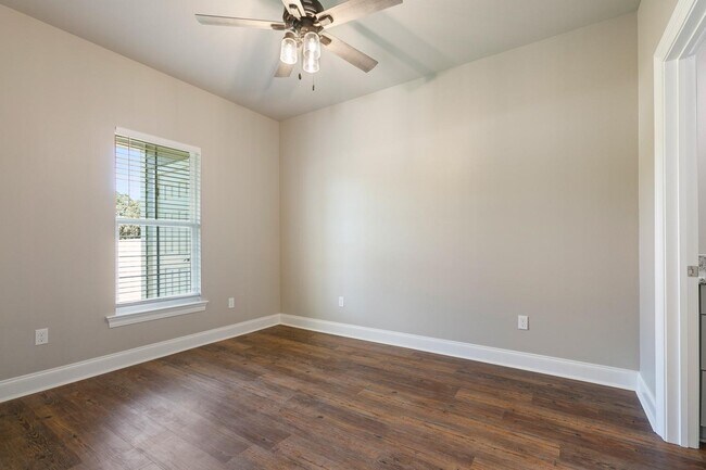 Building Photo - 518 Main St