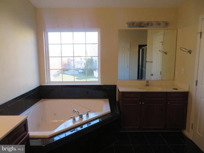 Building Photo - 3700 Bedford Dr