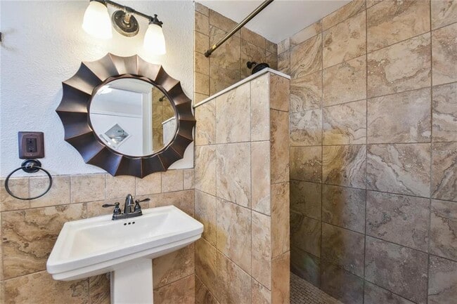 Building Photo - 1828 SE Lake Weir Ave