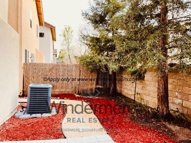 Building Photo - Spacious 3-bedroom with Updated Finishes and Prime Location!