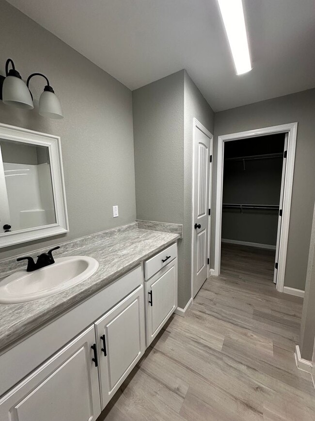 Building Photo - 3 Bed 2 Bath Brick Home with Fenced in Backyard