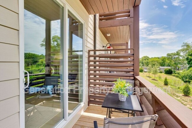 Building Photo - 733 N Market St