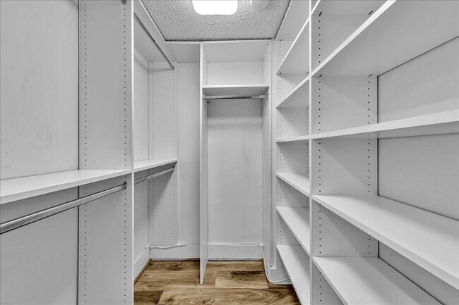 Building Photo - 3520 Oaks Way