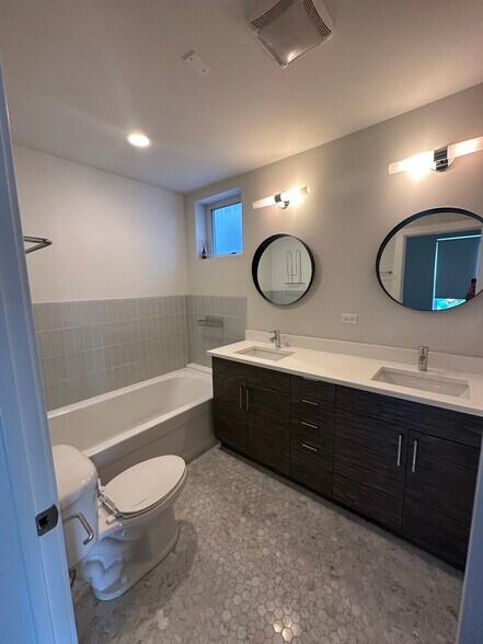 Primary Bathroom - 1758 W Cullerton St