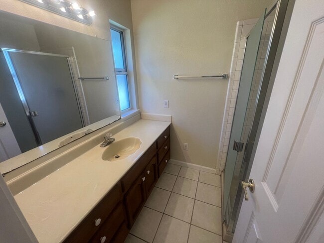 Building Photo - Spacious 4 bed 2 bath home in Fremont. Exc...