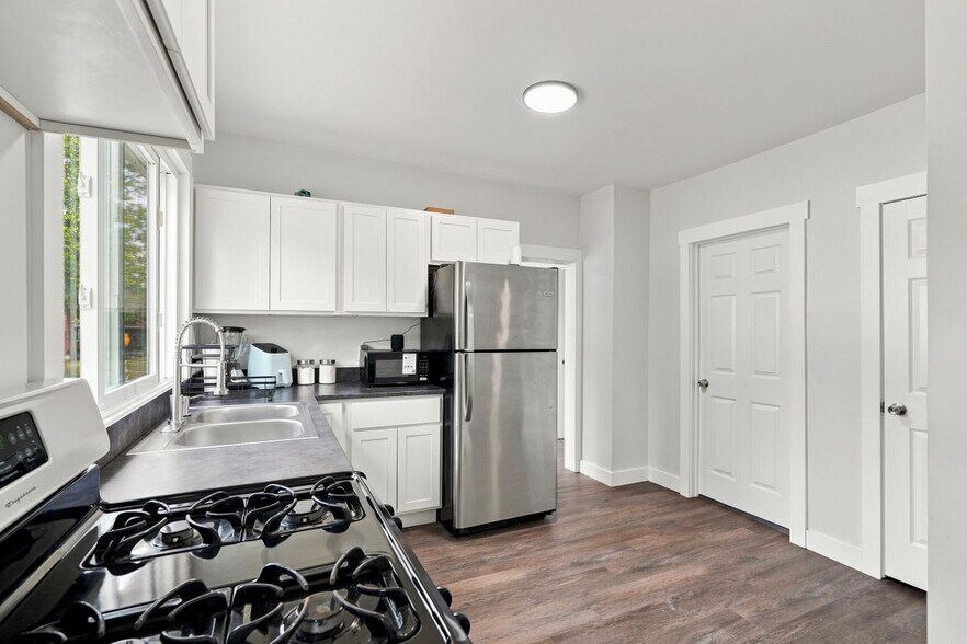 Building Photo - 15053 Spring Garden St