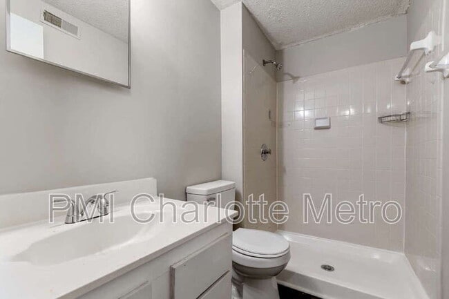 Building Photo - 3214 Old House Cir