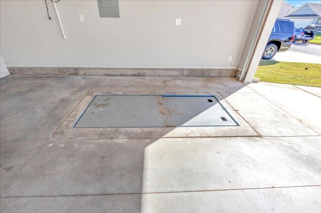 Building Photo - Nearly New Yukon Schools