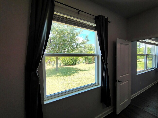 Building Photo - "Resort-Style Living in Davenport: Spacious 4-Bedroom Home with Solar Panels, Internet Included &...