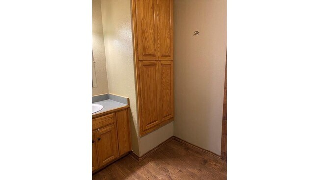 Building Photo - 10910 Shady Oaks Dr