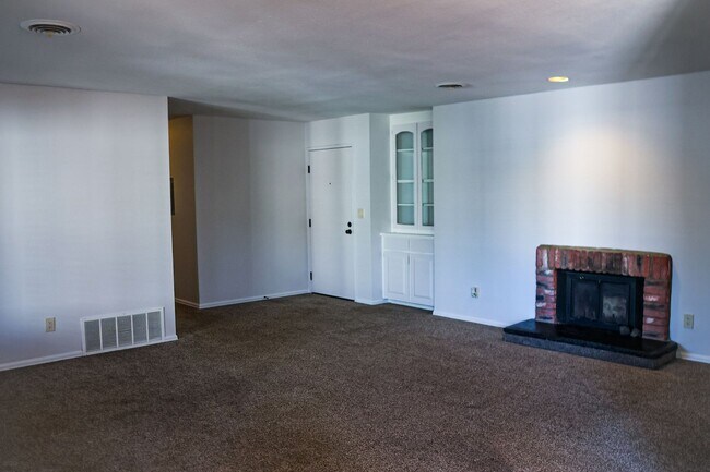 Building Photo - 3 Bedroom Rockrimmon Condo, NO DEPOSIT AND...