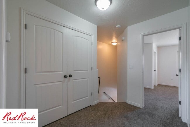 Building Photo - 3 Bedroom & 2.5 Bathroom & Dog Friendly!
