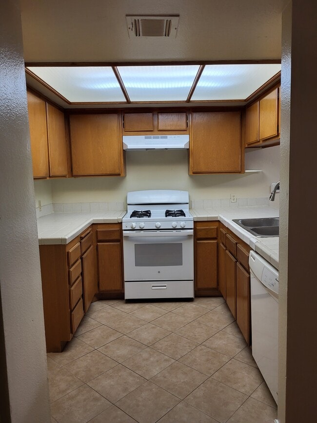 Building Photo - 13406 Moorpark St. Apartments