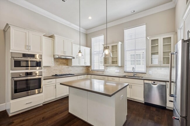 Building Photo - 2016 Covent Garden Station