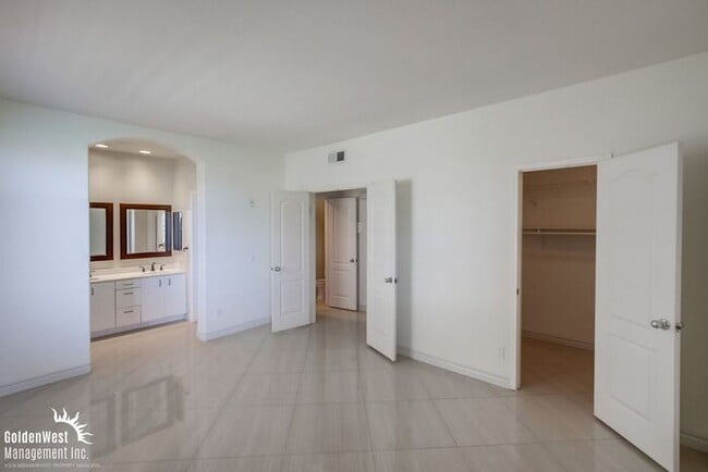 Building Photo - Elegant Dual Master 2Bdm 2.5Ba Townhome in...