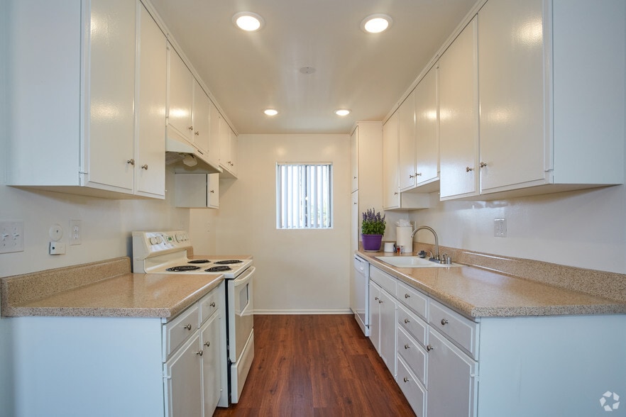 1BR, 1BA - 651 SF - Villa Pointe Apartments
