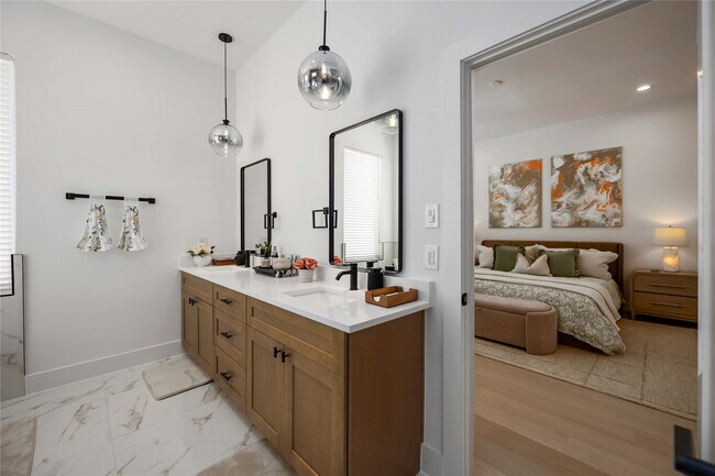 Building Photo - 3028 Lamar St