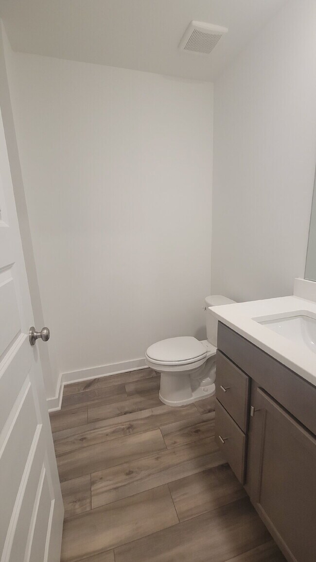 Building Photo - "Charming Newly built 3-Bed Townhouse Retreat with Granite Elegance in Prime Huntsville Location!"